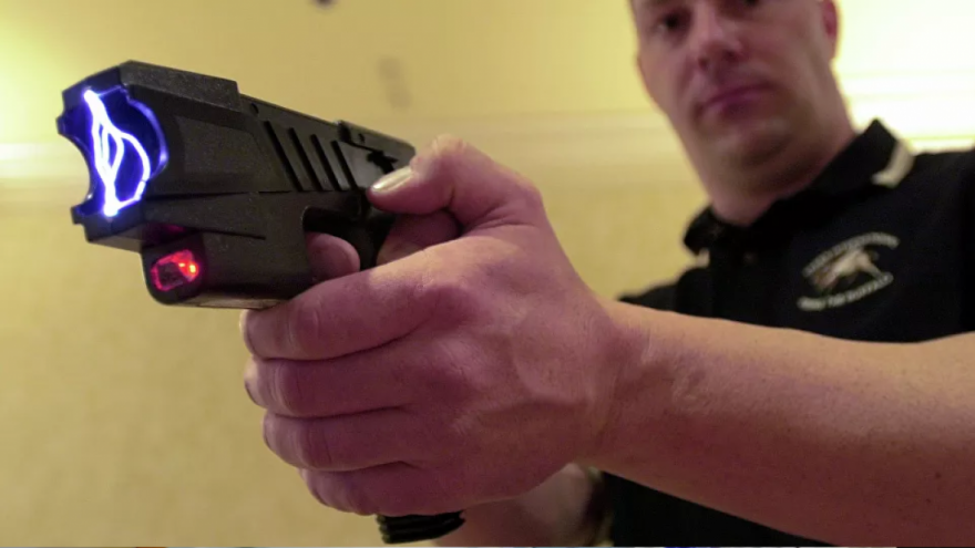 La CPM se opone al uso de las pistolas taser: “Su no letalidad está discutida”