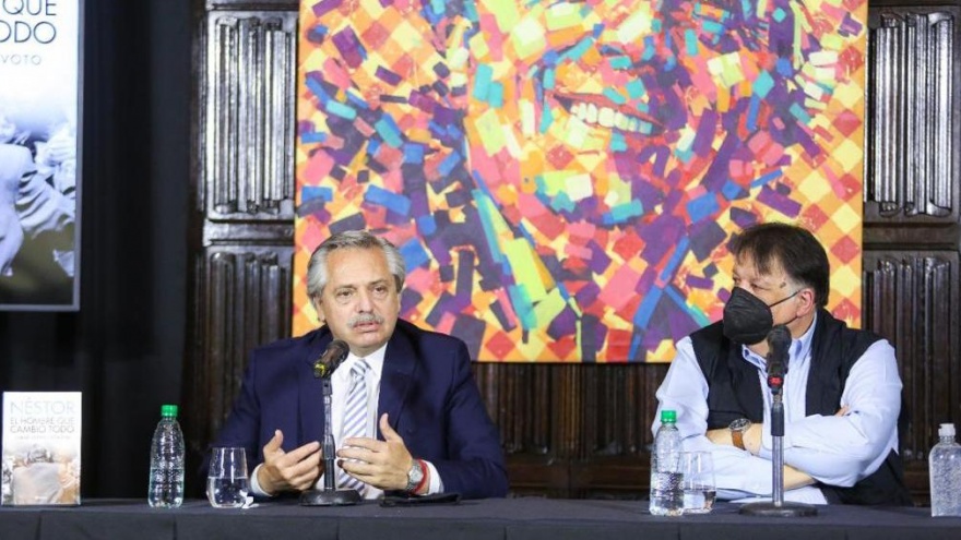 El autor del libro de Néstor Kirchner cobra un contrato del estado y vive en Puerto Madero