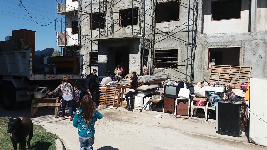 Quilmes: Tras una toma, Mayra Mendoza regaló viviendas adjudicadas a los okupas ilegales