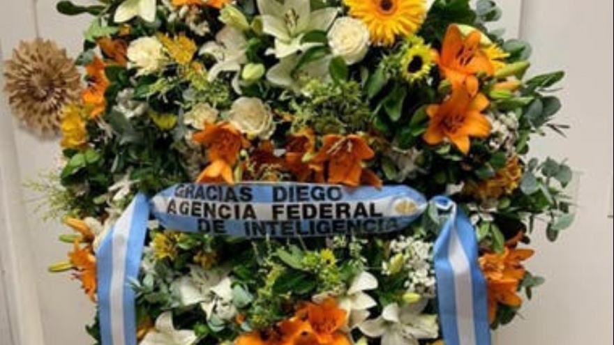 Insólito: Cristina Caamaño le facturó a la AFI una corona de flores en homenaje a Maradona