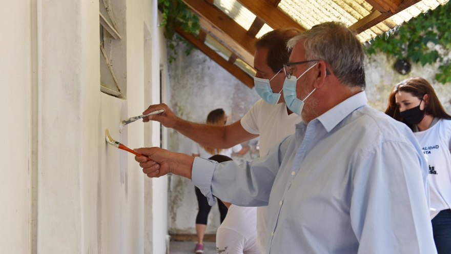 Julio Garro y Vicente Gatica participaron del voluntariado para preparar la casa estudiantil de Bragado