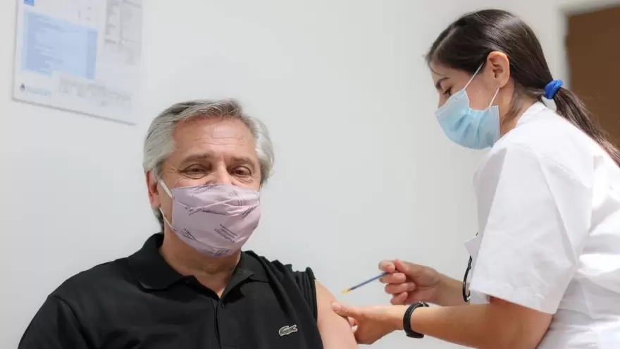 Alberto Fernández recibió la vacuna contra el coronavirus: “Vacunarse sirve para ser inmunes, hagámoslo”