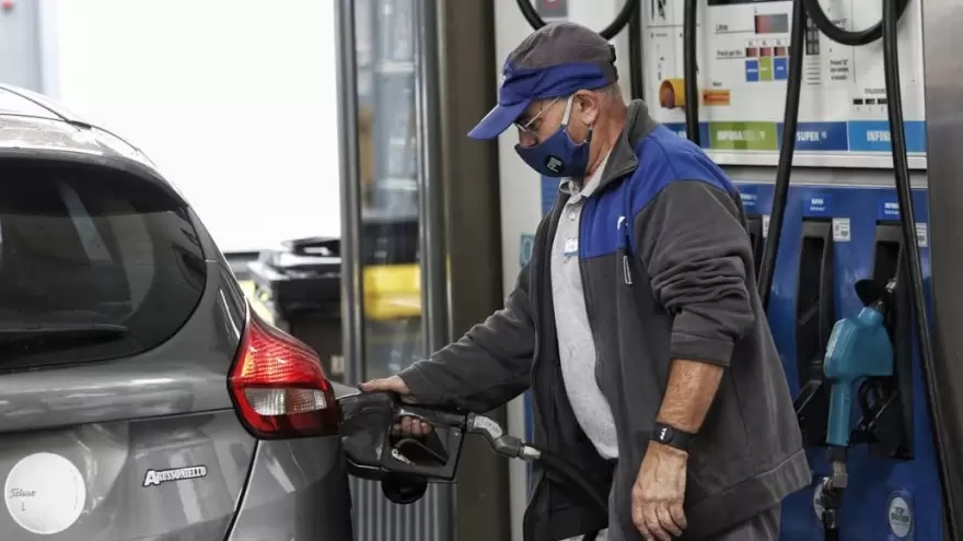 Por tercera vez anuncian un aumento en los combustibles
