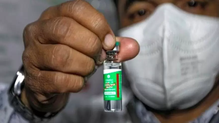 A la espera de la normalización de la Sputnik, el gobierno autorizó la vacuna producida en India