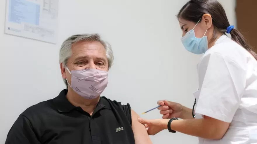 Denuncian penalmente a Alberto Fernández por el “negociado” de la vacuna rusa