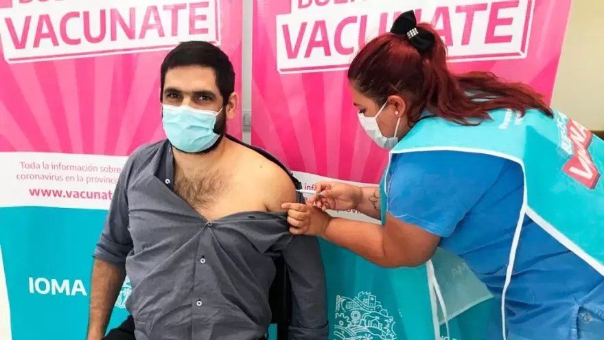 Denuncian que funcionarios del IOMA recibieron la vacuna, relegando a los más vulnerables