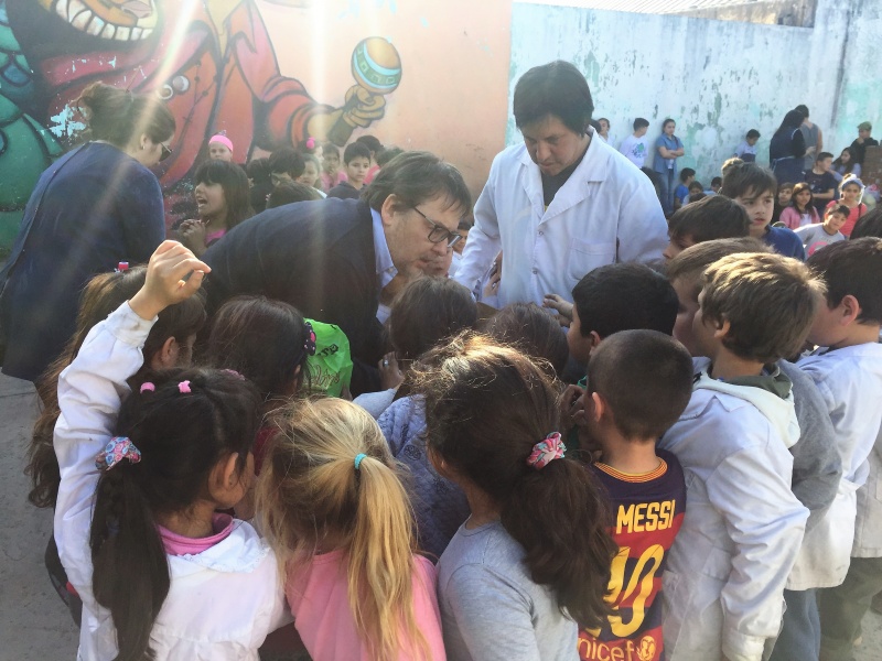 Ochocientos niños y jóvenes recibieron juegos didácticos, kits de ciencias y material deportivo