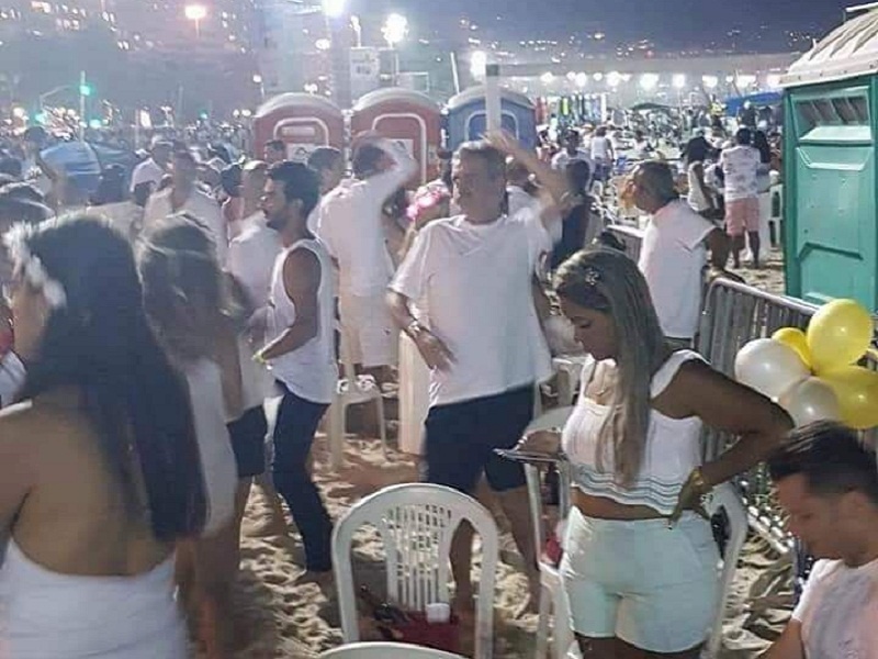 Agustín Rossi bailó en el caño en una playa de Copacabana y se tuvo que ir abucheado