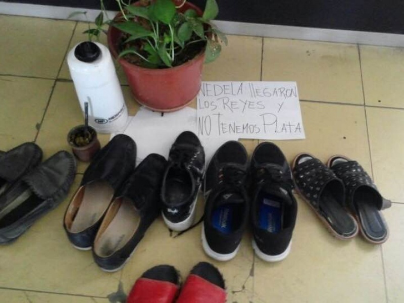 Todavía no cobraron los municipales: En forma de protesta, le dejan los zapatitos a Nedela