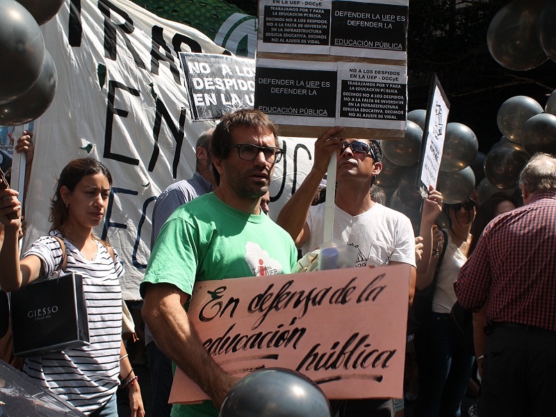 Los despedidos de la UEP encabezaron una multitudinaria marcha a Casa de Gobierno