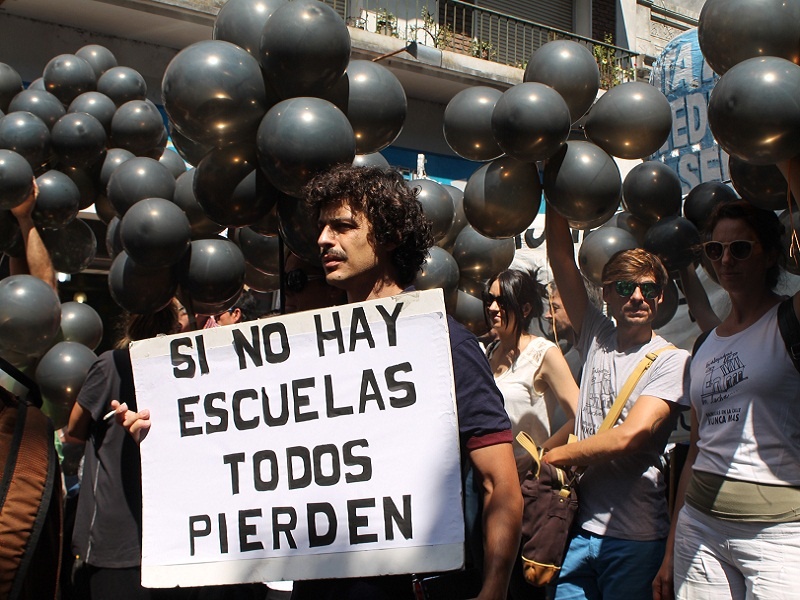 Los despedidos de la UEP encabezaron una multitudinaria marcha a Casa de Gobierno