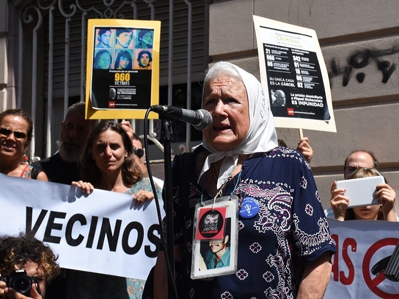 "La única casa para Etchecolatz es la cárcel": Masivo repudio contra la domiciliaria en el TOF Nº 1
