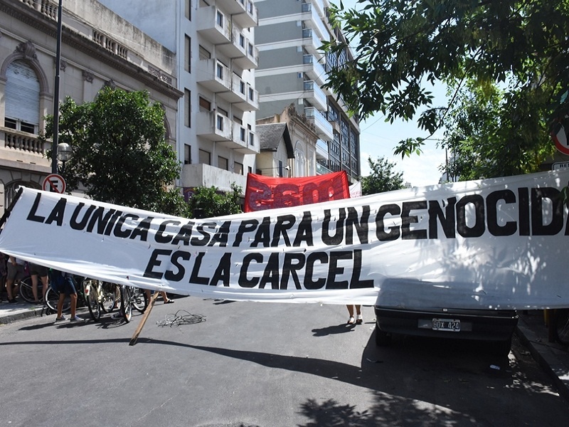 "La única casa para Etchecolatz es la cárcel": Masivo repudio contra la domiciliaria en el TOF Nº 1