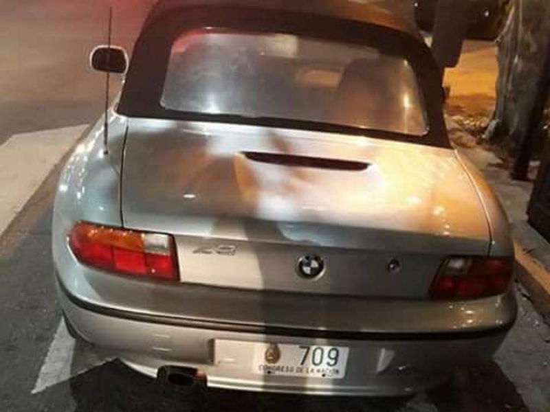 Impune: Un BMW con patente trucha del Congreso hace desastres en el centro de La Plata