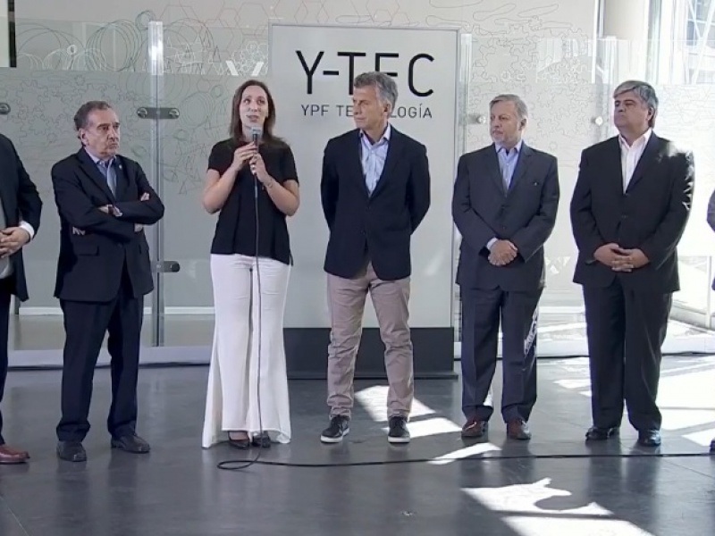 Celebrando el día de los Enamorados, Macri y Vidal visitaron Berisso y recorrieron Y-TEC