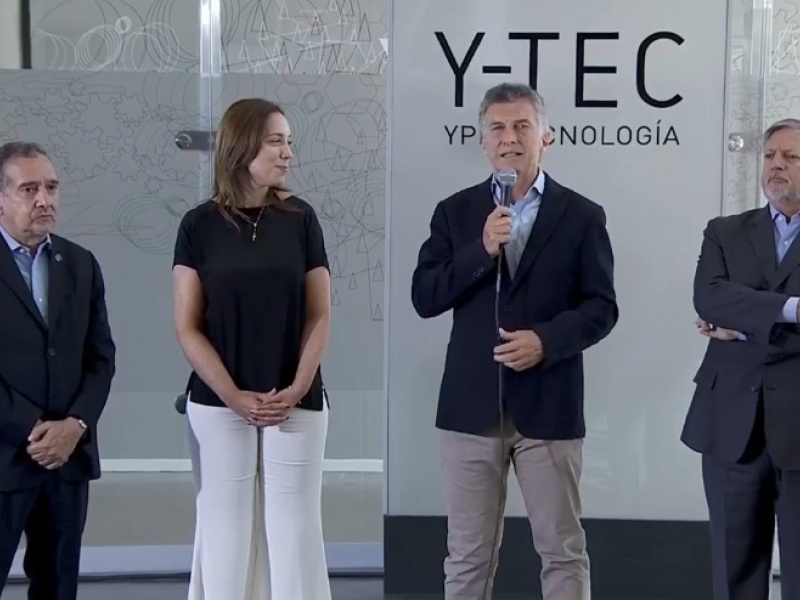 Celebrando el día de los Enamorados, Macri y Vidal visitaron Berisso y recorrieron Y-TEC