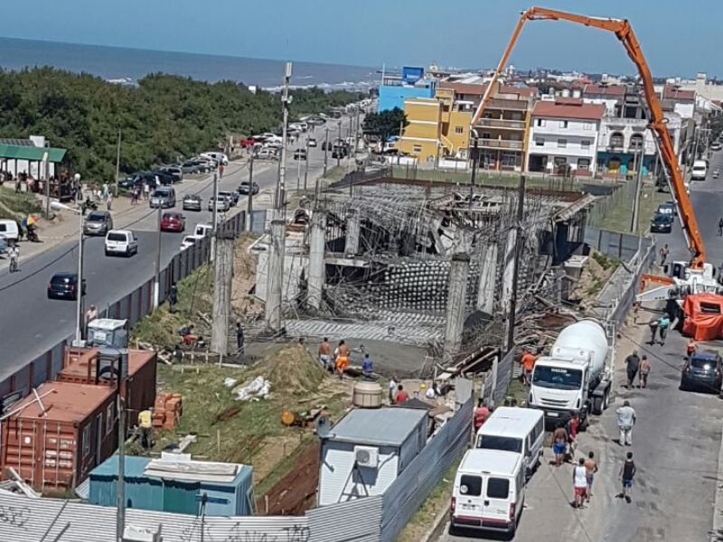 El intendente De Jesús recorría una obra en construcción y se derrumbó la losa