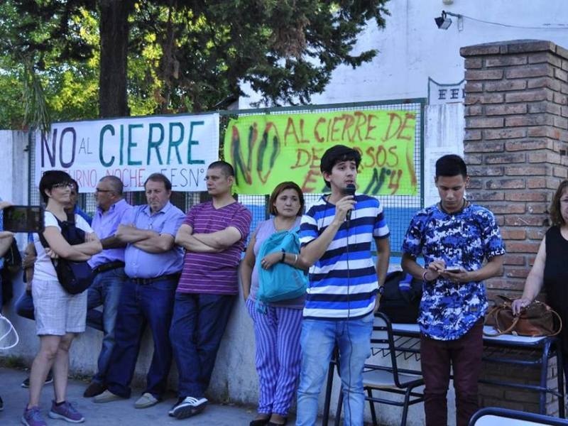 Malvinas Argentinas: La comunidad educativa se moviliza por el cierre de bachilleratos para adultos