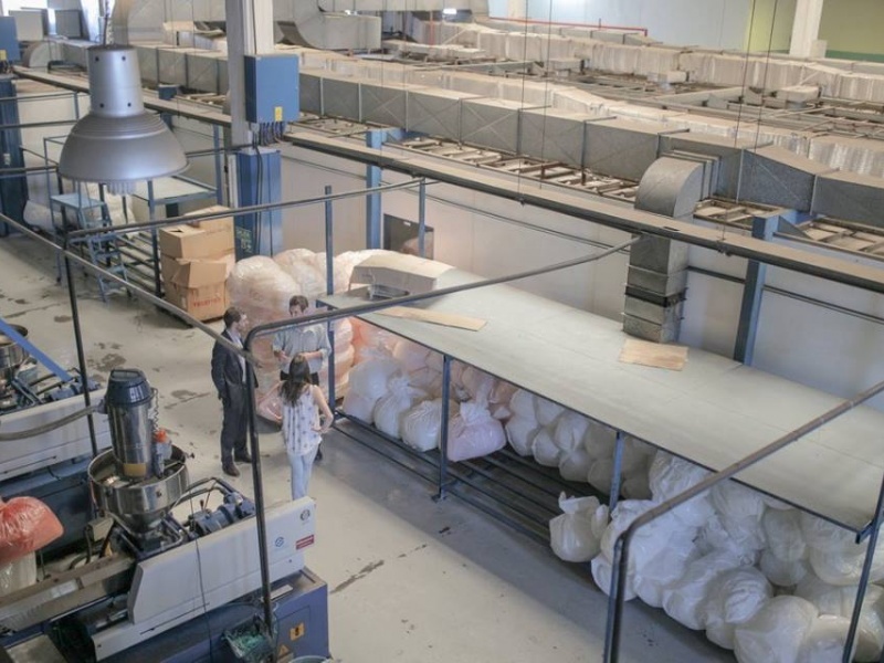 Cerró la única fábrica de jeringas del país: “Con dos compras para un hospital, Vidal lo solucionaba”