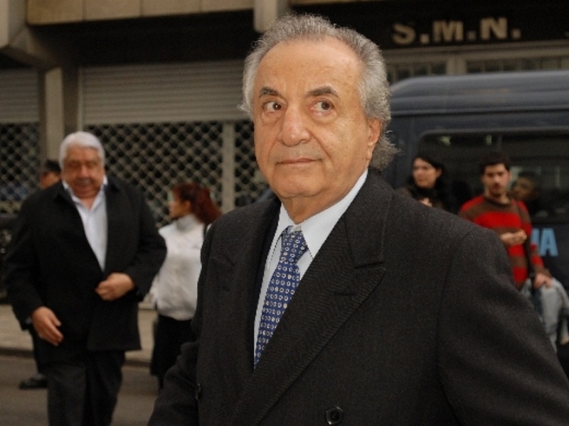 Armando Cavalieri, líder del gremio de Comercio, cercado por la Justicia