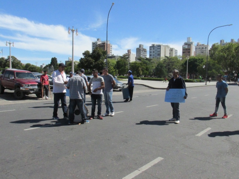 Trabajadores despedidos del Mercado Regional advierten que en el predio los esperan con una tanqueta