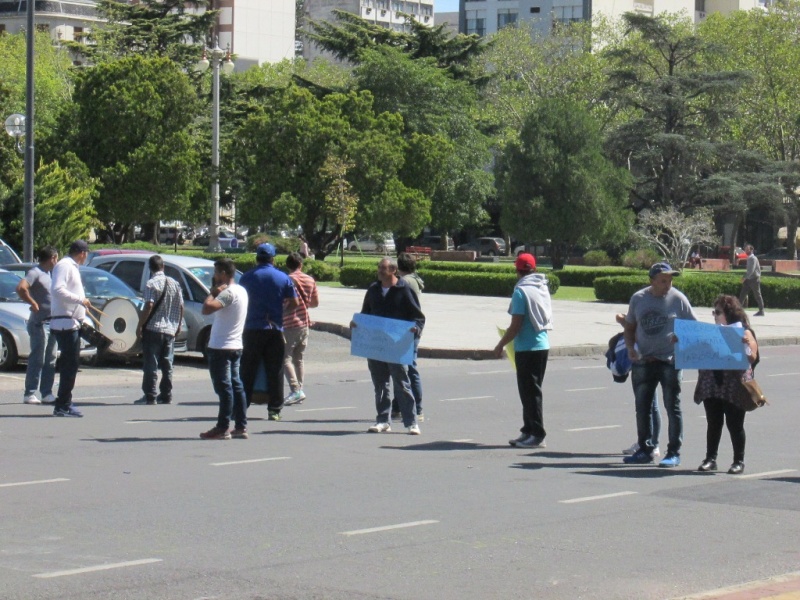 Trabajadores despedidos del Mercado Regional advierten que en el predio los esperan con una tanqueta