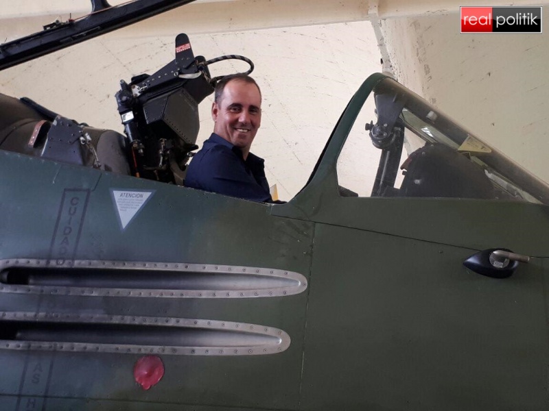 Palummo se probó el traje de piloto y el avión de guerra pronto aterrizará en La Plata