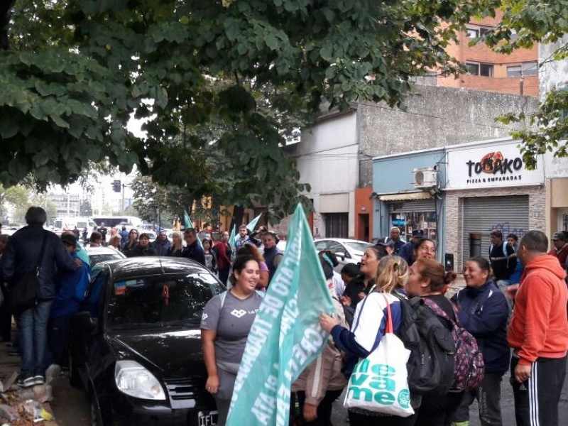 La Plata: Corte de calle por despidos “sin fundamentos” en Tercera Edad