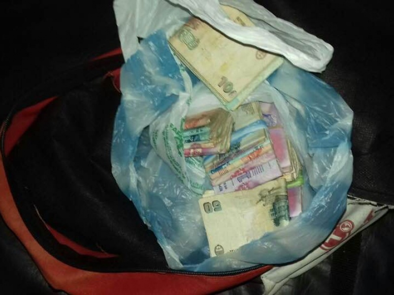 La subcomisaría de Gorina encontró una mochila robada con dinero y la devolvió a su dueño