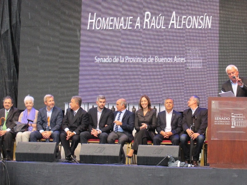 La Plata: Macri faltó a la inauguración de la estatua de Alfonsín, un hombre profundamente anti macrista