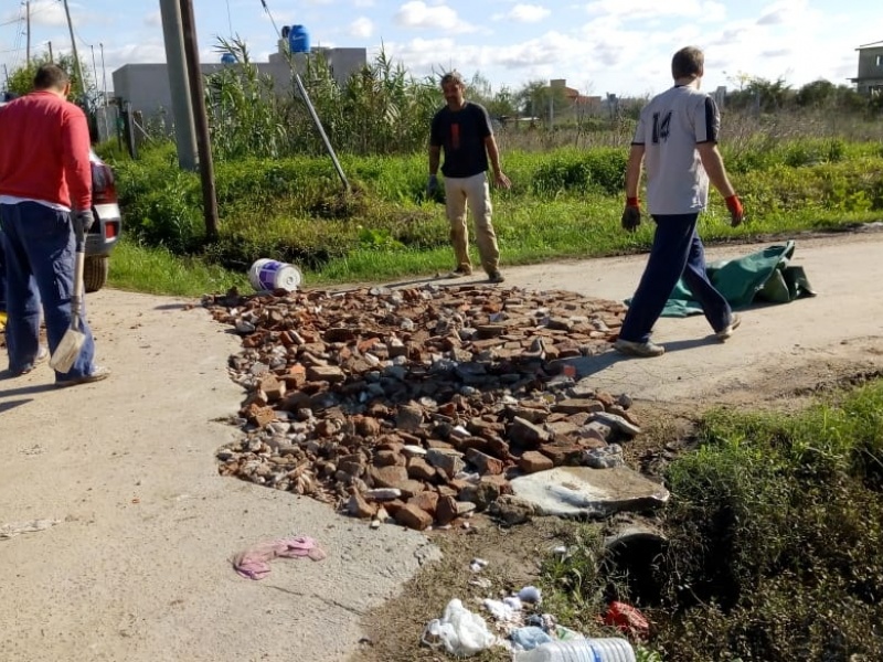 Abandono en Villa Castells: Vecinos arreglan el barrio porque su delegado es de otro “palo” político