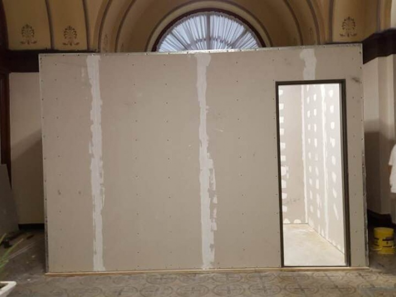 Extraña obra en el palacio municipal: Levantaron cuatro paredes de durlock en la mitad del pasillo