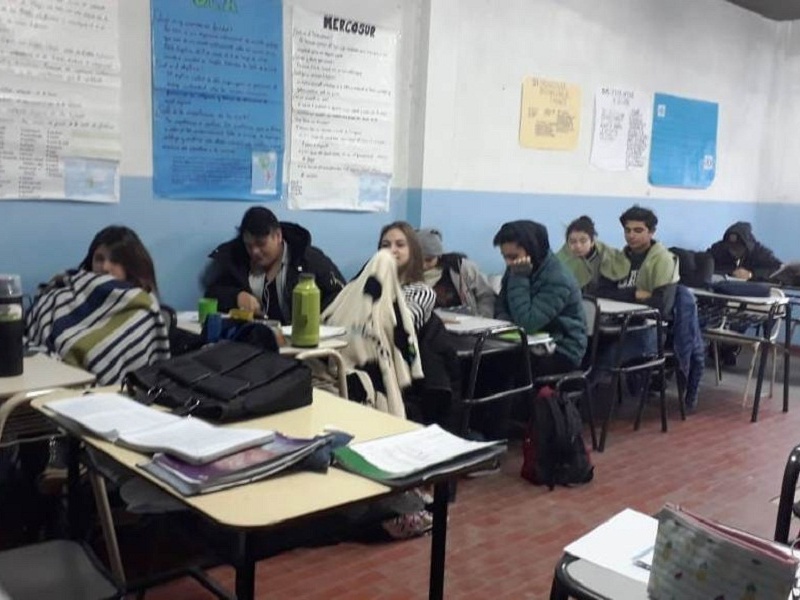 Castelar: Por falta de gas, los chicos toman clases tapados con frazadas