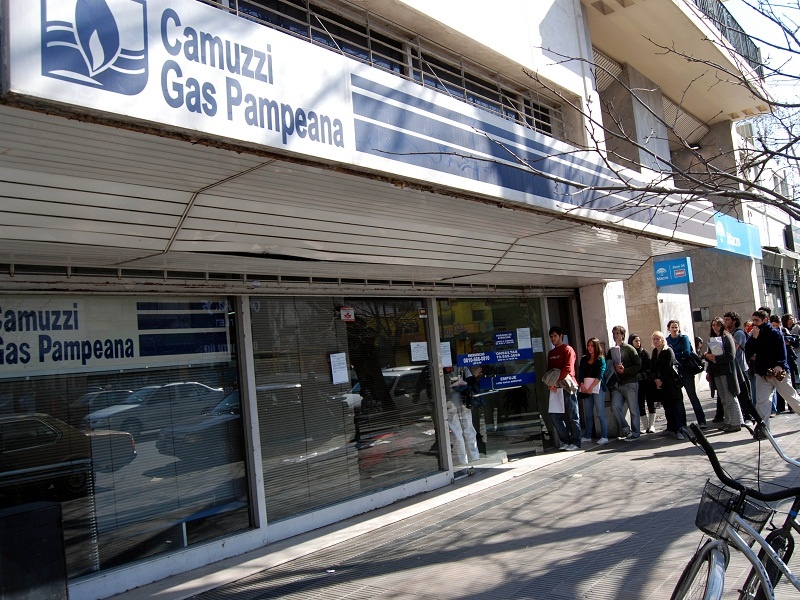 Camuzzi ahora actúa como prestamista: Financiará el 25 por ciento de las boletas, pero con interés