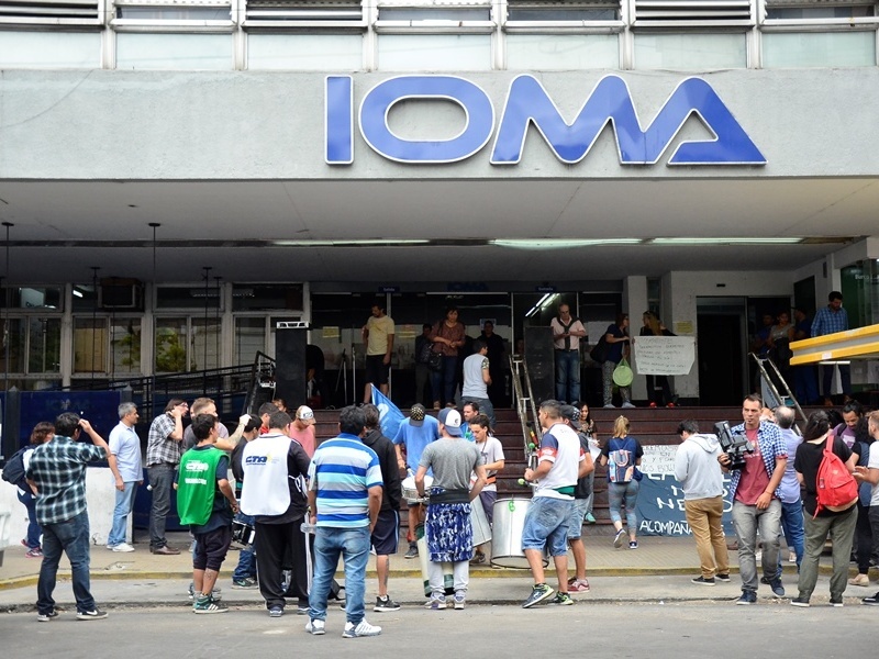Con críticas a Carlos Quintana, profesionales y trabajadores de IOMA se declararon “en asamblea”