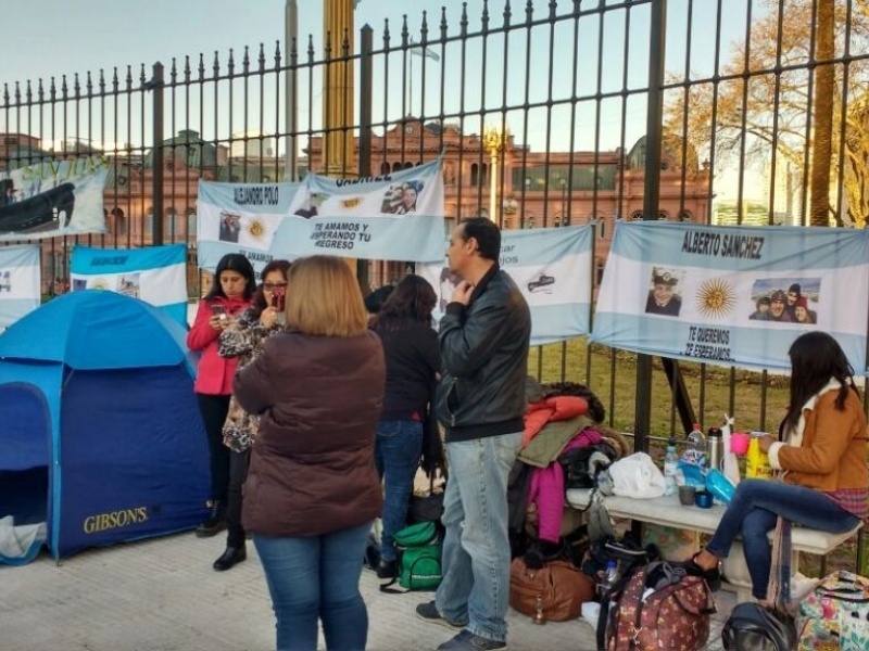 Familiares del ARA San Juan refuerzan su reclamo en La Rosada: “No vamos a aflojar”, dijo Sandoval