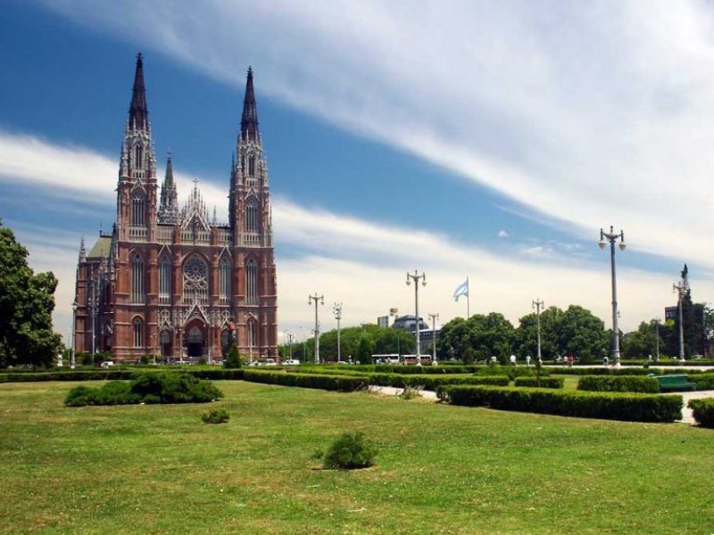 Guiño a la Iglesia: Provincia gastará 45 millones en una torre de la Catedral de La Plata