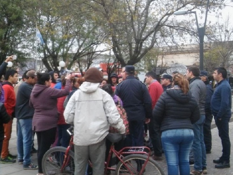 El intendente de Rojas, Claudio Rossi, desalojó un barrio entero y dejó a las familias en la calle