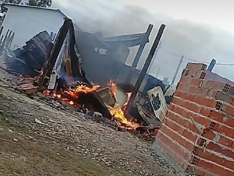 Brandsen intransitable: Una autobomba quedó atrapada en un pozo y una familia perdió la casa