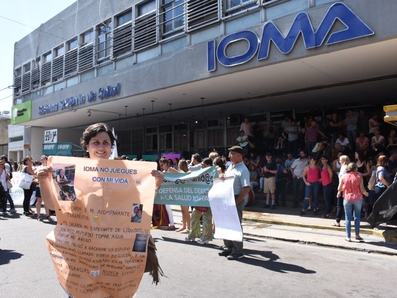 Grave: El nuevo sistema de IOMA no funciona y peligra la compra de medicamentos