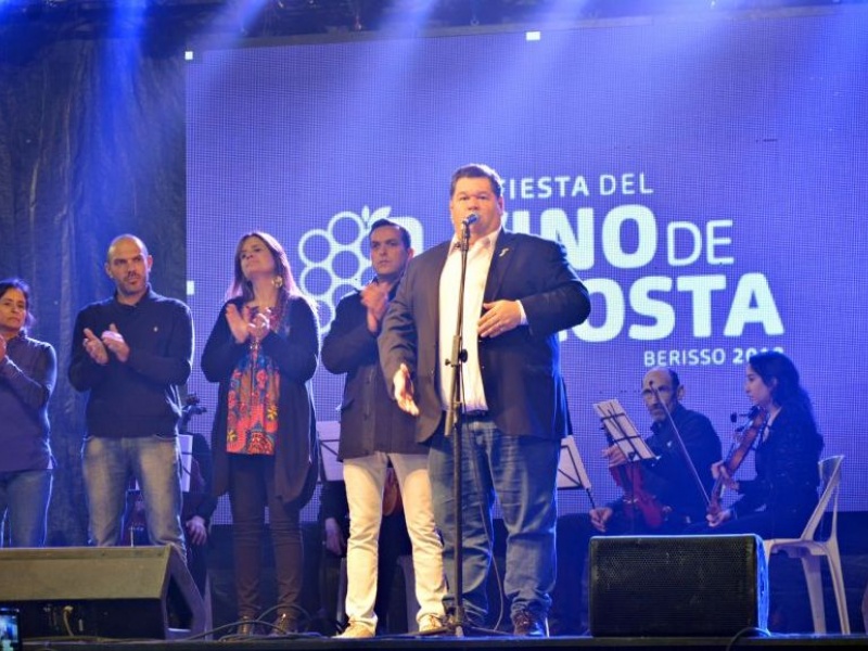 En la Fiesta de Vino, Jorge Nedela demostró su preocupación por la crisis cantando boleros