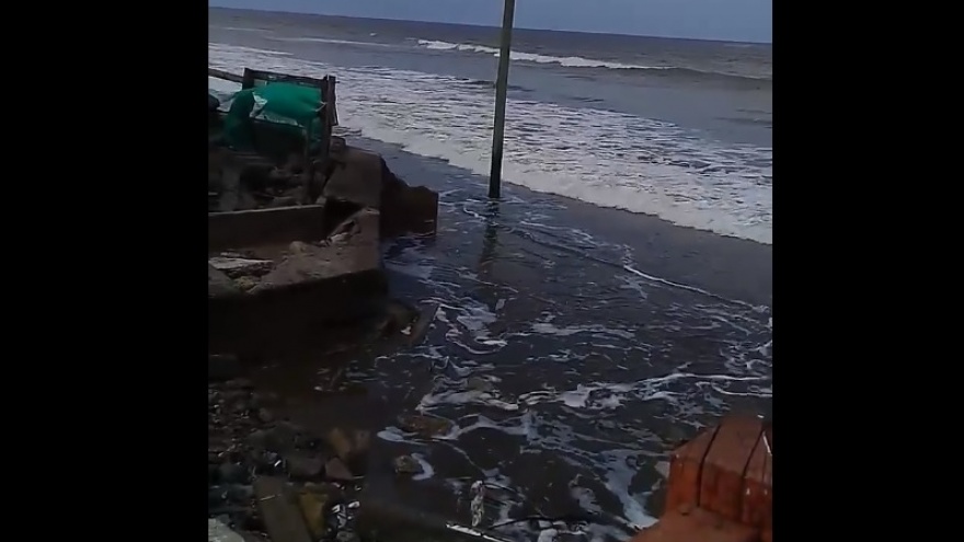 Pánico en La Costa: El municipio removió los médanos y el mar se mete en las casas