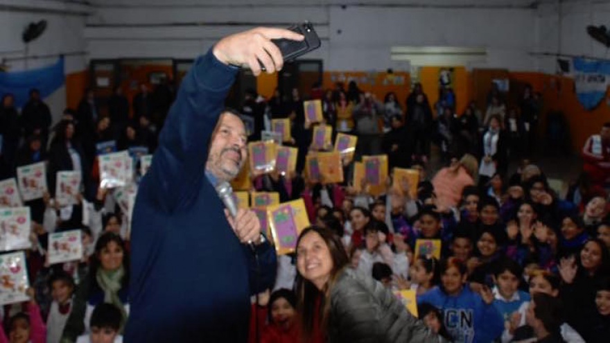 La contradicción de Menéndez: Declaró la emergencia en las escuelas pero les quitó 311 millones