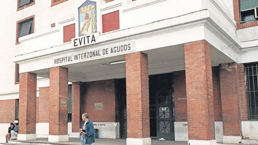 Hospital Evita de Lanús: Un hombre y un camillero heridos al caer por el hueco de un ascensor