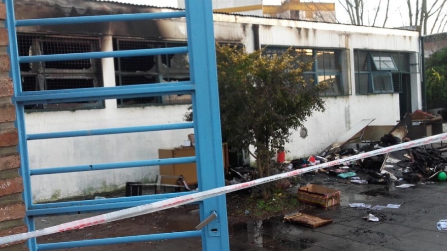 Incendiaron un colegio de Villa Elisa: “No existen las casualidades”, aseguró Garro