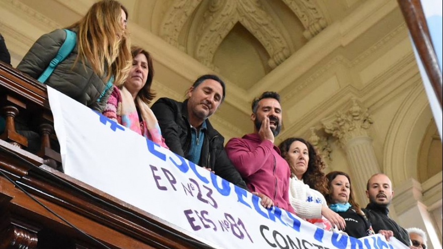 Sin respuestas, los gremios docentes interrumpieron el debate en el recinto platense