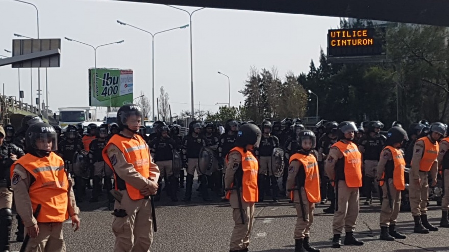 Fuerte enfrentamiento entre la Policía y los manifestantes en el Puente Pueyrredón