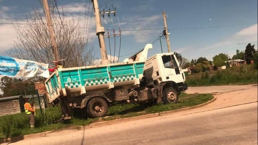 Con camiones municipales, el oficialismo quita los carteles de “Escudero Intendente 2019”