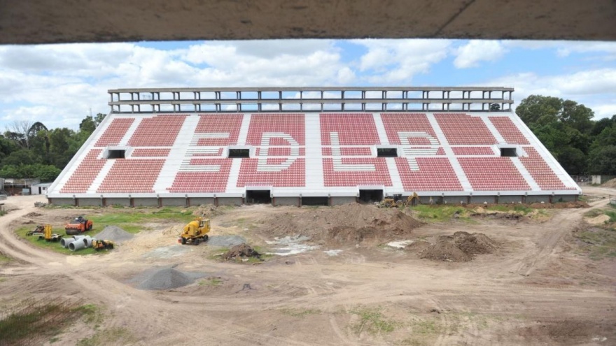 Por irregularidades, el ministerio de Trabajo suspendió la obra del estadio de 57 y 1