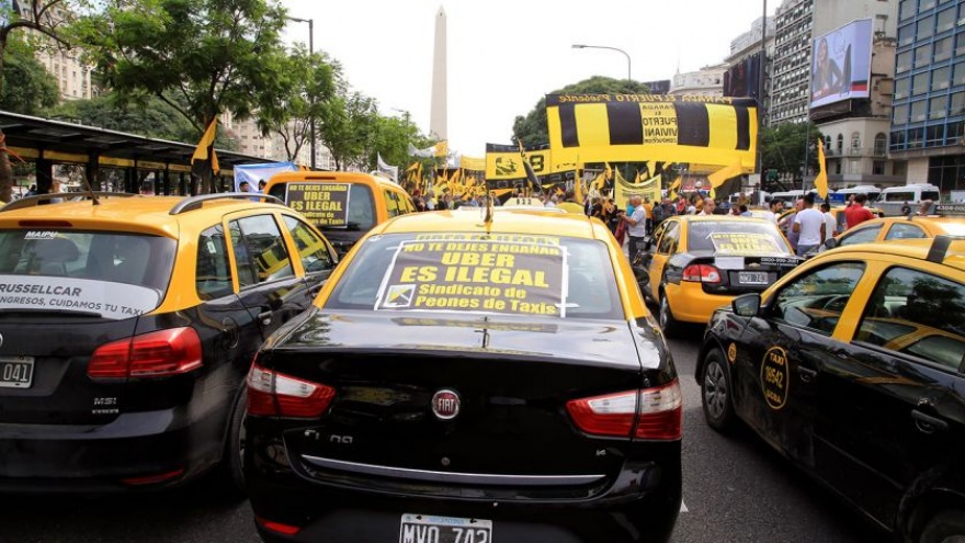 Taxistas quieren a Uber fuera del país: “Hay un entramado de capital financiero que está detrás”